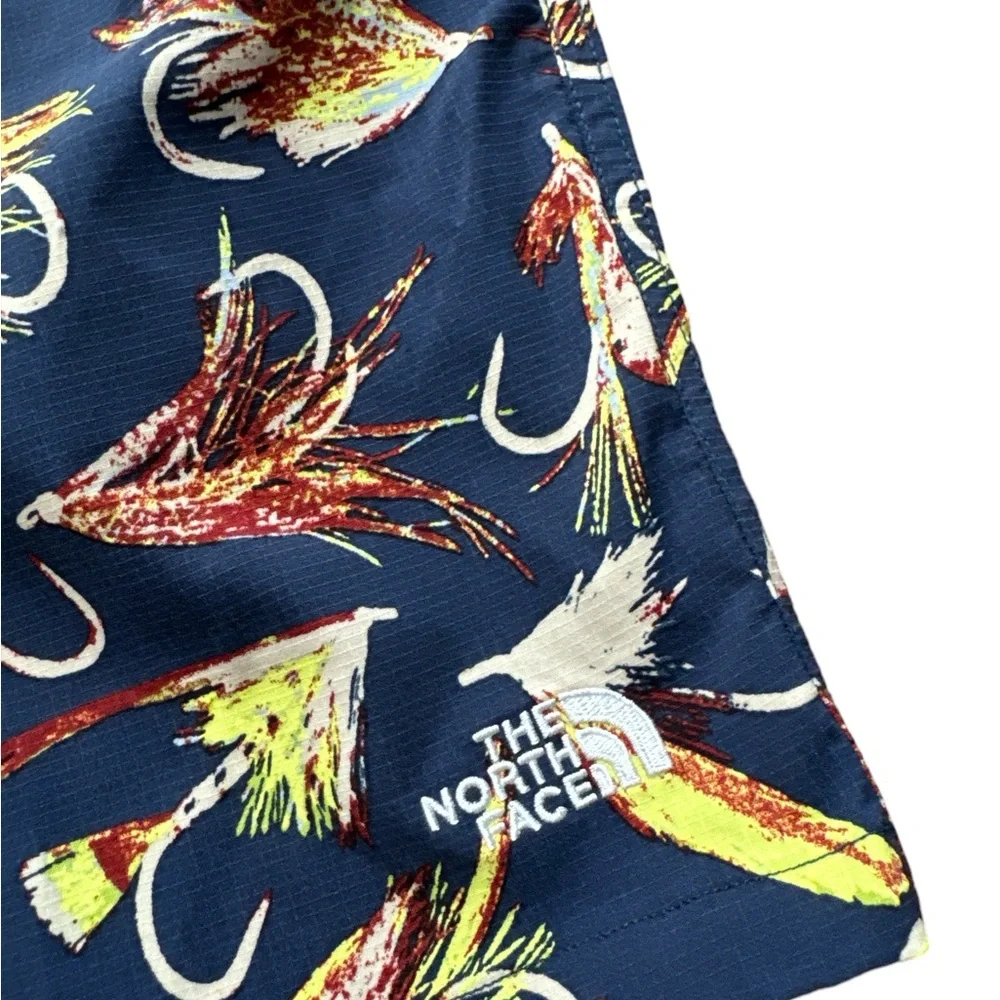 The North Face Men’s Athletic Shorts Size Medium Fishing Lure‎ Logo Shorts